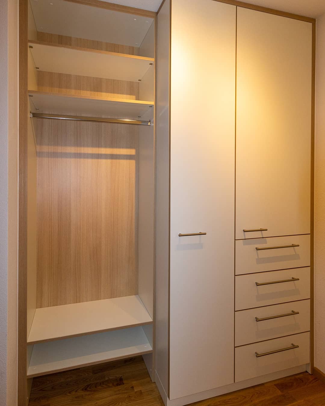 Schreinergarderobe mit Akzenten in Eiche | Freymark Schreinerei