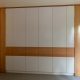 Eleganter Kleiderschrank mit grifflosen Türen, Einbaumöbel vom Schreiner in Freiburg