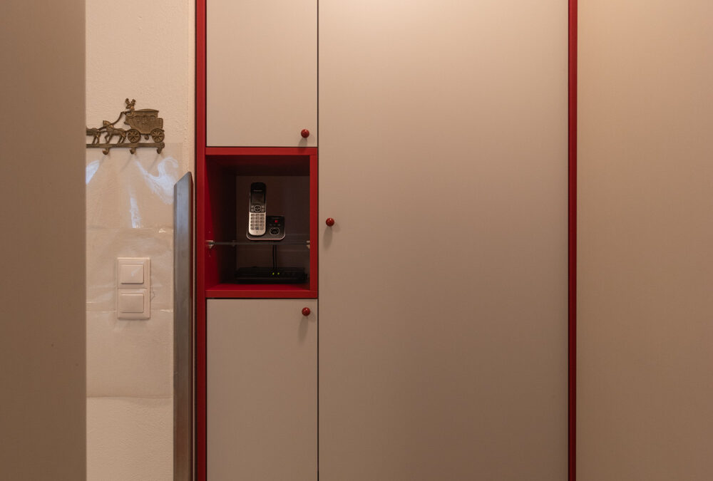 Garderobe nach Maß vom Schreiner geplant, gefertigt und eingebaut, Türen geschlossen