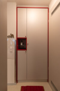 Garderobe nach Maß vom Schreiner geplant, gefertigt und eingebaut, Türen geschlossen