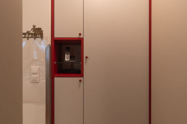 Garderobe nach Maß vom Schreiner geplant, gefertigt und eingebaut, Türen geschlossen