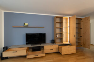 Ma&szlig;geschreinerte Wohnm&ouml;bel Freiburg &ndash; Viel Stauraum und Materialmix aus Wildeiche, Beton-Optik, Rohstahlgriffen und Glas