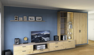 Entwurfszeichnung f&uuml;r Ma&szlig;geschreinerte Wohnm&ouml;bel Freiburg &ndash; ge&ouml;lte Eiche, ged&auml;mpfte Vollausz&uuml;ge und integrierte Kabelf&uuml;hrung f&uuml;r HiFi-Anlage und Fernseher.