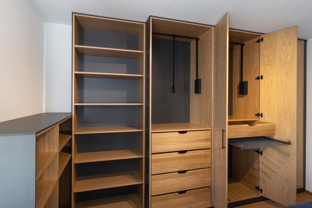 Ma&szlig;gefertigter Kleiderschrank mit Blick auf die Innenausstattung