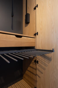 Detailansicht eines Kleiderschranks mit Hosenauzug und Kleiderlift