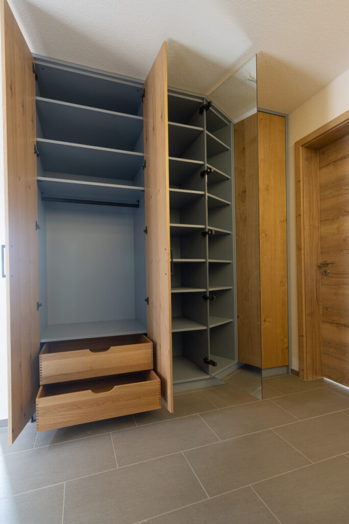 Schreinerei-Freymark-Freiburg-Flurschrank_05-26_9586
